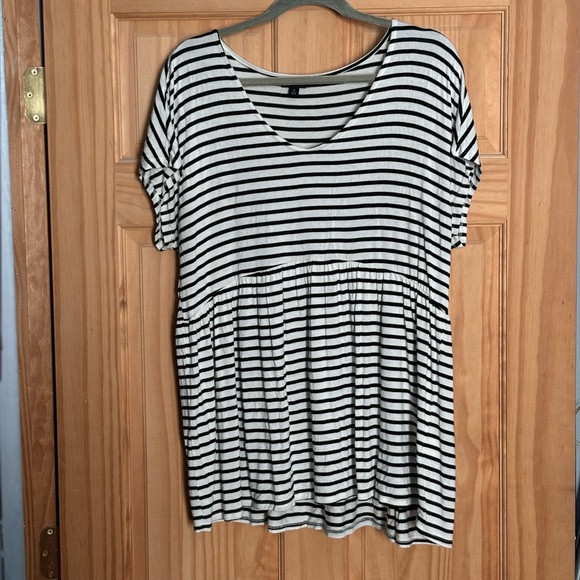 torrid Tops - Torrid Black & White Stripe Babydoll Tee size 0